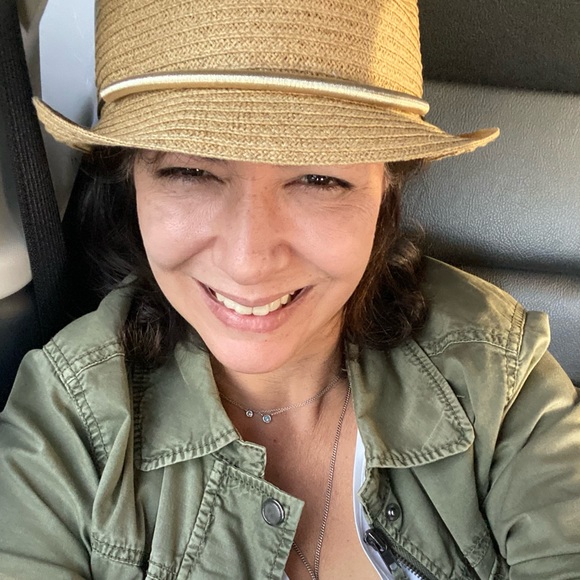 Meet your Posher, Laura - Picture 2 of 2